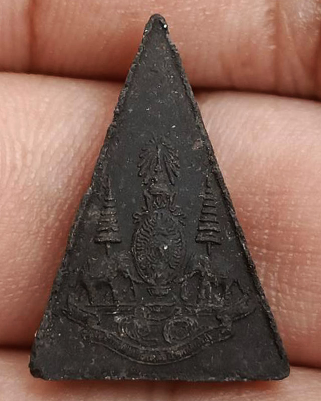 4.พระกำลังแผ่นดิน พิมพ์คะแนน (เล็ก) มวลสารจิตรลดา ในหลวงครองราชครบ 50 พรรษา พ.ศ. 2539 สร้างน้อยหายาก