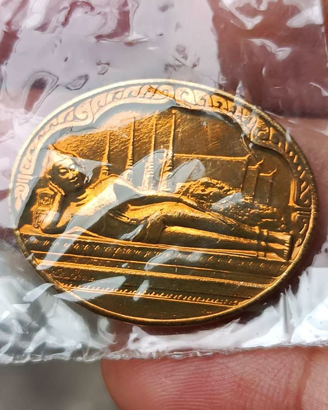 15.เหรียญพระนอน หลัง ภปร. พิธีใหญ่วัดโพธิ์ ฉลองในหลวงพระชนมายุครบ 5 รอบ พ.ศ. 2530 ไม่ผ่านการใช้ ซองเ