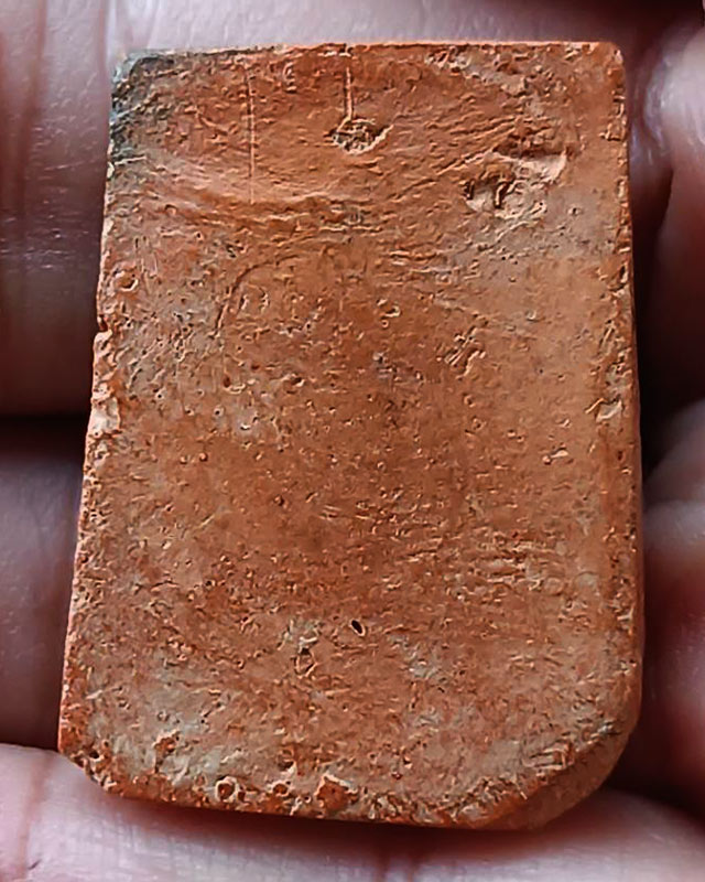 2.พระเนื้อดิน กรุทับผึ้ง จ.สุโขทัย พ.ศ. 2473 พิมพ์ซุ้มโพธิ์ หลังเรียบ สูง 3 ซ.ม.