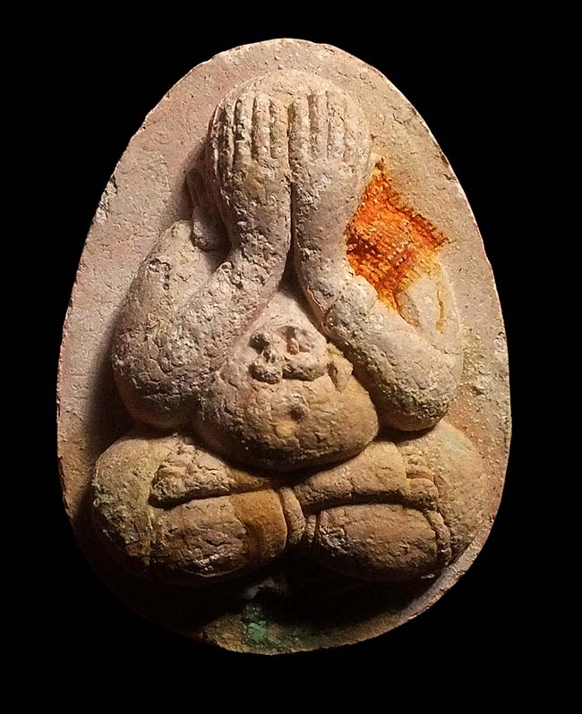 พระปิดตามหาลาภสารพัดดี หลวงพ่อคูณปริสุทโธ เนื้อกระเบื้องหลังคาโบสถ์หลังฝังปรก ออกวัดบ้านคลอง ปี2538