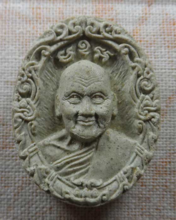 พระผงรูปเหมือน หลวงพ่อเปิ่น วัดบางพระ จ.นครปฐม (ฝังเหรียญองค์พระปฐมเจดีย์+จีวร+จารมือ)