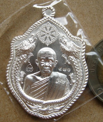 เหรียญมังกรคู่ เนื้อเงิน หลวงพ่อคูณ ปี2557 รุ่นสมปรารถนา หมายเลข470 สร้าง555เหรียญ พร้อมกล่องเดิม