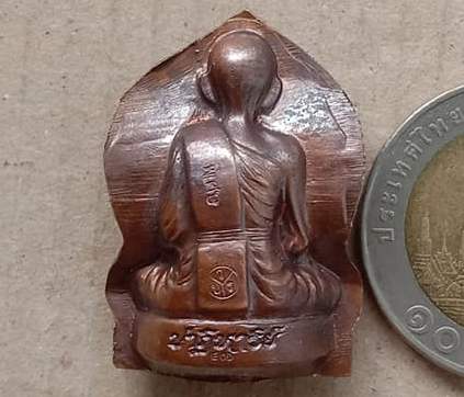 รูปเหมือนปั๊ม หลวงพ่อคูณ รุ่นปาฏิหาริย์ EOD ปี2556 ไม่ตัดปีก พิมพ์ใบเสมา เนื้อทองแดงรมมันปู เลข348
