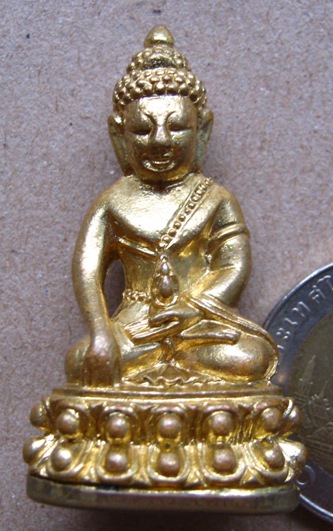 พระกริ่งอายุยืน หลวงปู่คำบุ วัดกุดชมภู จ.อุบลราชธานี ปี2555เนื้อทองทิพย์ มีจาร หมายเลข1104พร้อมกล่อง