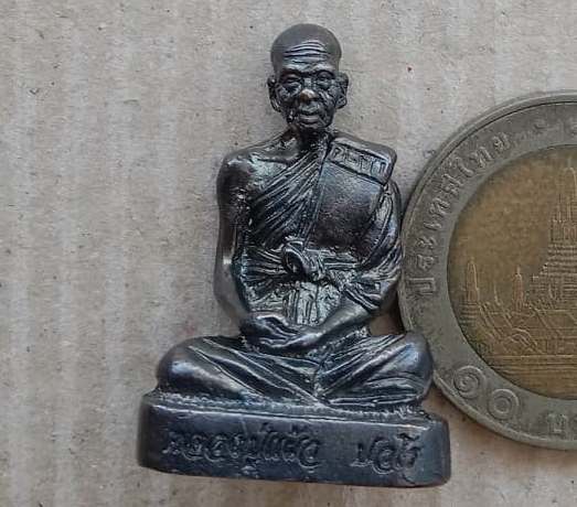 รูปหล่อลอยองค์ รุ่นอริยทรัพย์ หลวงปู่แผ้ว วัดรางหมัน จ นครปฐม ปี2554 เนื้อมหาชนวน หมายเลข899