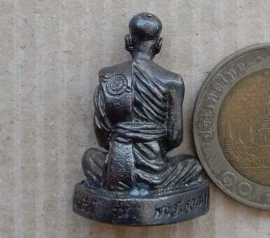 รูปหล่อลอยองค์ รุ่นอริยทรัพย์ หลวงปู่แผ้ว วัดรางหมัน จ นครปฐม ปี2554 เนื้อมหาชนวน หมายเลข899