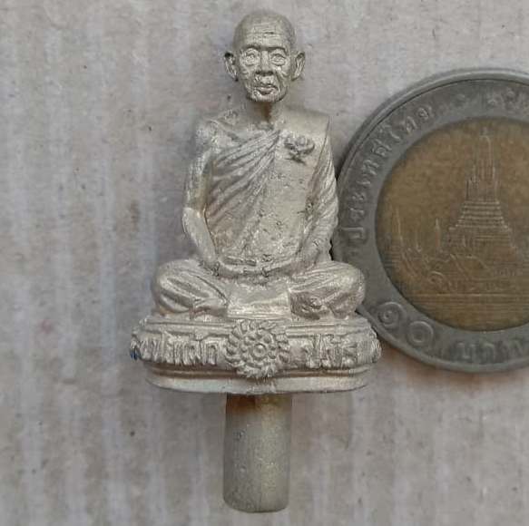 รูปหล่อโบราณเหวี่ยงมือ ไม่ตัดเดือย (พิเศษ เดือยยาว) หลวงปู่แผ้ว ปวโร จ นครปฐม ปี2554+กล่อง