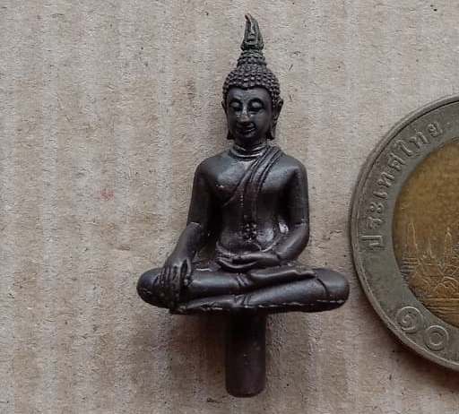 พระยอดธง เซยิค84 หลวงปู่แผ้ว วัดกำแพงแสน จ.นครปฐม ปี2548 โค๊ต ผป เนื้อทองผสม สร้าง484องค์