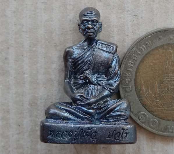 รูปหล่อลอยองค์ รุ่นอริยทรัพย์ หลวงปู่แผ้ว วัดรางหมัน จ นครปฐม ปี2554 เนื้อมหาชนวน หมายเลข2299