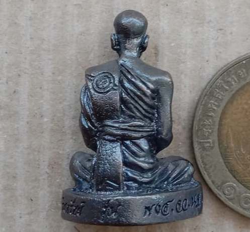 รูปหล่อลอยองค์ รุ่นอริยทรัพย์ หลวงปู่แผ้ว วัดรางหมัน จ นครปฐม ปี2554 เนื้อมหาชนวน หมายเลข2299