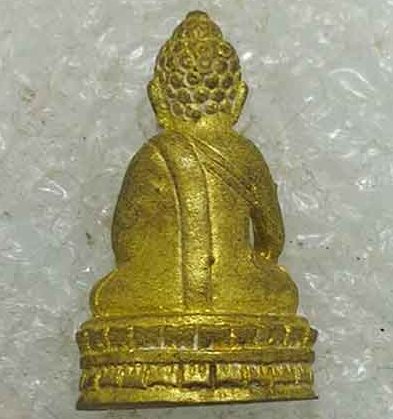 พระชัยวัฒน์อุดมโชค"รุ่นแรก"หลวงปู่อุดมโชค วัดบ้านตะกวน จ ศรีสะเกษ เนื้อทองทิพย์ หมายเลข800+กล่อง