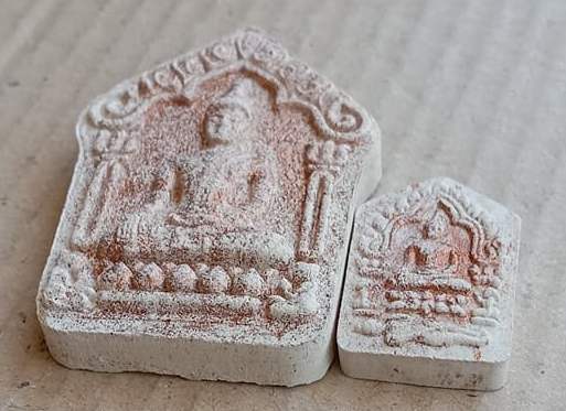 พระขุนแผนพลายแก้ว วัดแค จ.สุพรรณบุรี ปี2557 เนื้อคชรัตน์ขาว(1ชุด2องค์ พิมพ์เล็ก+พิมพ์ใหญ่)