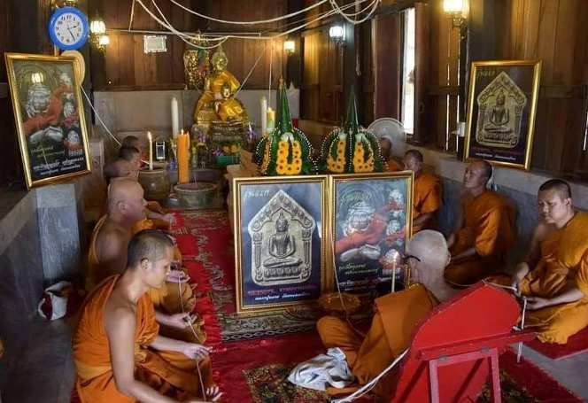 พระขุนแผน"เจริญลาภ ๘๘๘"หลวงพ่อหลาย วัดนาจอมเทียน ชลบุรี ปี2559 เนื้อฟ้า หลังโรยพลอย หมายเลข738+กล่อง