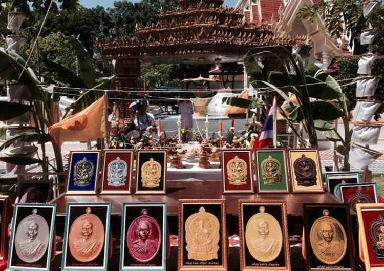 เหรียญเจริญพรบน หลวงพ่อคูณ วัดบ้านไร่ นครราชสีมา รุ่นรวยทันใจ เจริญพร ปี2557 เนื้อนวะ เลข215+กล่อง