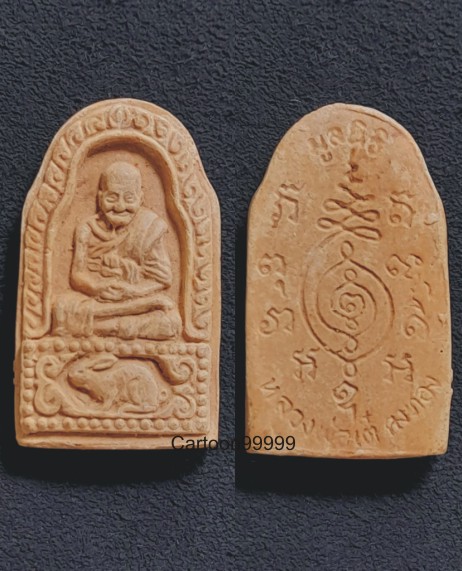 พระผงรูปเหมือนทรงกระต่าย หลวงพ่อเต๋ คงทอง รุ่นมูลนิธิ วัดสามง่าม นครปฐม ปี ๑๘ ครับ