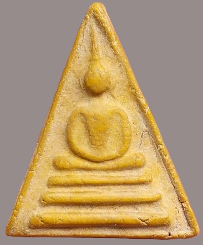 *สมเด็จฯพิมพ์สามเหลี่ยม วัดไชโยวรวิหาร(เกษไชโย) อ่างทอง รุ่นสร้างเขื่อน ปี๒๔๙๕ เนื้อผง*