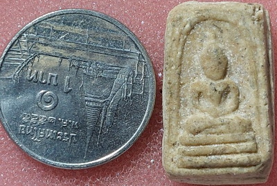 *พิมพ์คะแนนจิ๋ว ฐานสามชั้น หลังยันต์ครู เนื้อผง หลวงปู่เผือก วัดกิ่งแก้ว สมุทรปราการ ปี๒๔๙๖*