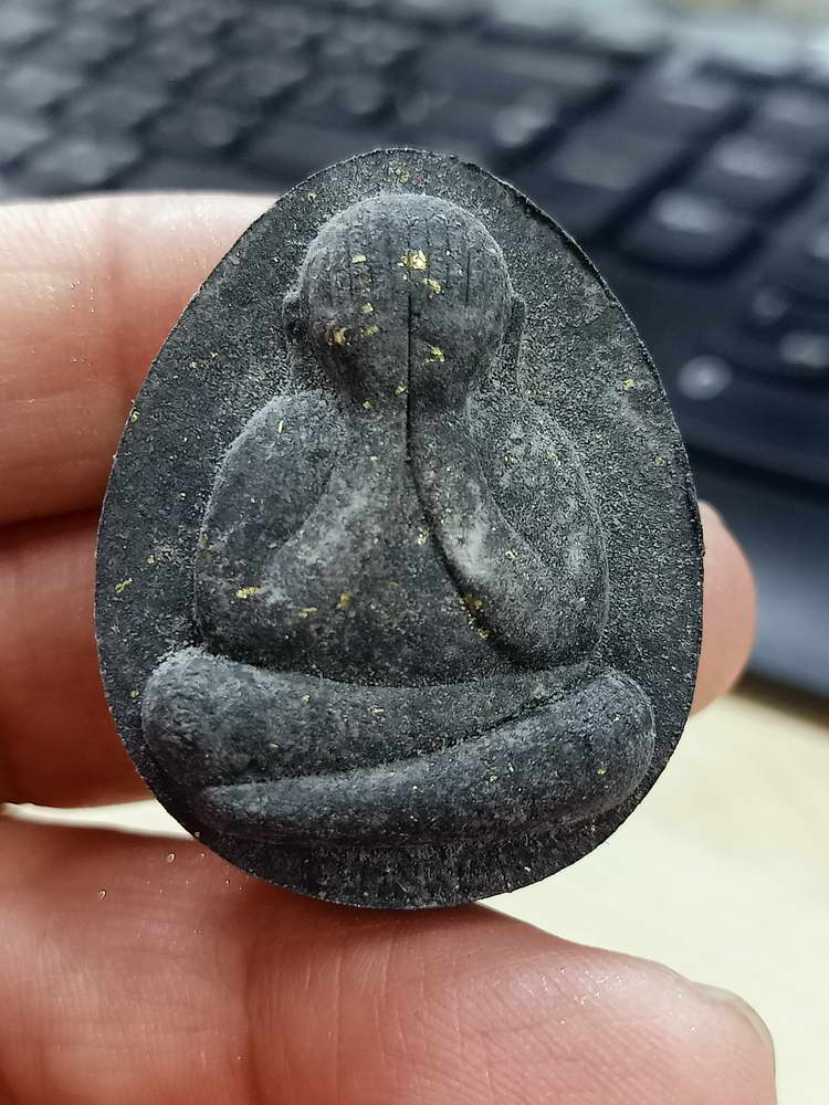 4-618 พระปิดตาปลดหนี้ จัมโบ้ 1 หลวงปู่รอด อาภัสสโร วัดโคกกรม จ.สุรินทร์ 2565 กล่องเดิม