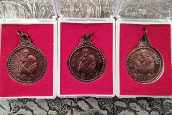รุ่นคูณเงิน คูณทอง สภาการพยาบาลสร้างจำนวน 3 เหรียญ