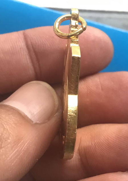 ((เคาะเดียวแดง)) เหรียญ ร.9 นั่งบัลลังก์ ปี 39 เนื้อกะไหล่ทอง