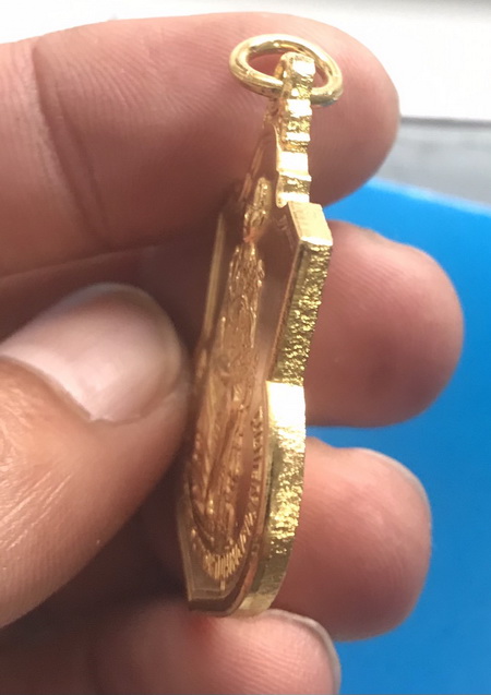 ((เคาะเดียวแดง)) เหรียญ ร.9 นั่งบัลลังก์ ปี 39 เนื้อกะไหล่ทอง