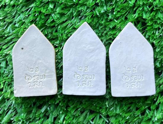 พระขุนแผนเคลือบ หลวงพ่อลำใย สัญญโม วัดสะแก พระนครศรีอยุธยา ศิษย์ในองค์ หลวงปู่ดู่วัดสะแก รับพระ 3 อง