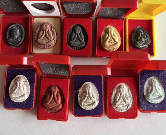 ชุดพระผง พระปิดตา คละเกจิ หลวงพ่อพัฒน์ หลวงปู่บุญมา หลวงปู่หมุน รับพระ 15 องค์ ชุด 2