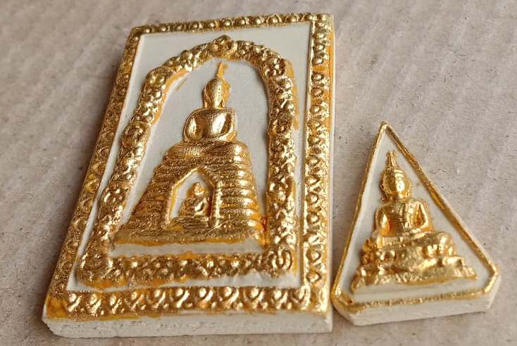 2องค์ พระผงสามเหลี่ยม+สมเด็จพุทธนิมิตรมงคล9 หลวงพ่อเผือก วัดกิ่งแก้ว ปี2522 หลวงปู่โต๊ะเจ้าพิธี