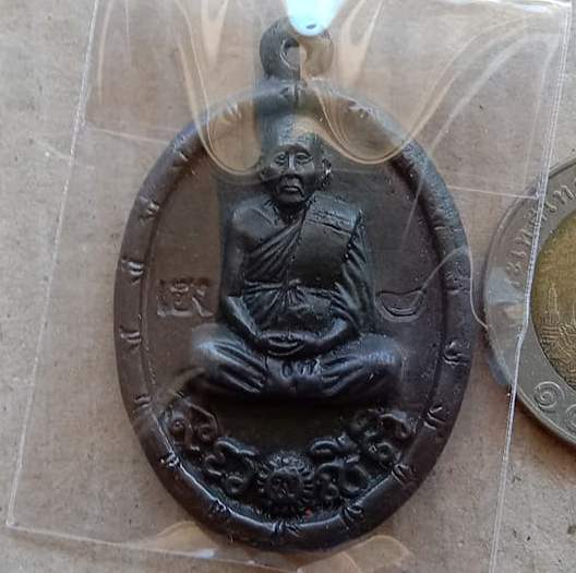 เหรียญหล่อปล้องอ้อย หลวงพ่อคง วัดกลางบางแก้ว จ นครปฐม ปี2557 เนื้อเมฆสิทธิ์ หมายเลข187+กล่อง