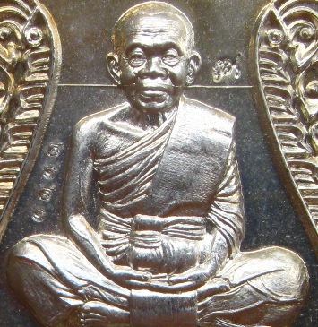 เหรียญนิรันตราย เหนือดวง หลวงพ่อคูณ ปี2557 เนื้ออัลปาก้า หมายเลข2121 พร้อมกล่องเดิม