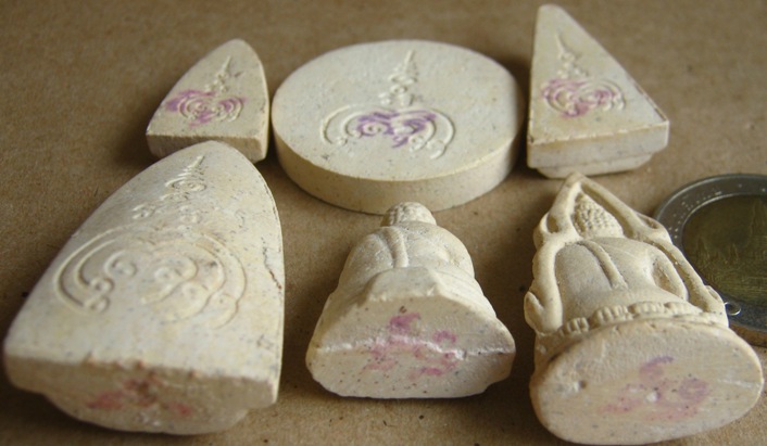 พระผงร่มฉัตร ชุด 6องค์ 6แบบ วัดสุทัศนเทพวราราม ปี2539 พร้อมกล่องเดิม