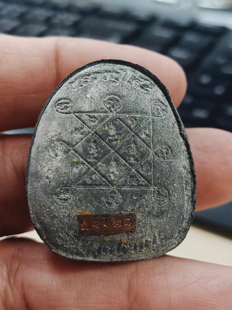 4-385 พระผงปิดตากนกข้างบูชาครู หลวงปู่โต๊ะ หลวงพ่อนงค์ วัดบางน้ำชน จ.กรุงเทพ 2565 เลข 1621 กล่องเดิม