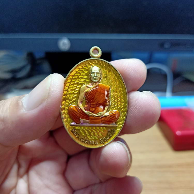 เหรียญสร้างบารมี 65 หลวงพ่อทอง วัดบ้านไร จ.นครราชสีมา ปี 2565 เนื้อทองชนวนผิวรุ้ง ลงยาเหลือง