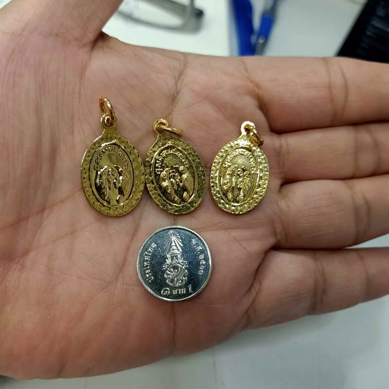 เหรียญแม่นางกวัก หลังนกสาริกาคู่ กะไหล่ทองลงยา เด่นด้านเมตตา ค้าขาย เรียกเงิน เรียกทรัพย์ จัดไป