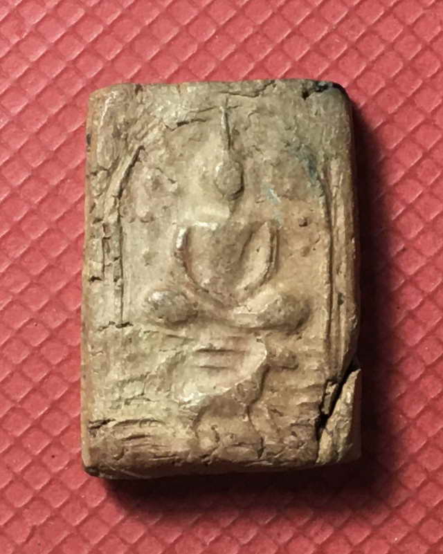 พระเนื้อดินพิมพ์สิบสองนักษัตร  ปีจอ  หลวงพ่อเล็ก วัดท่าอิฐ ฉะเชิงเทรา ปี 2484 เคาะเดียวแดง