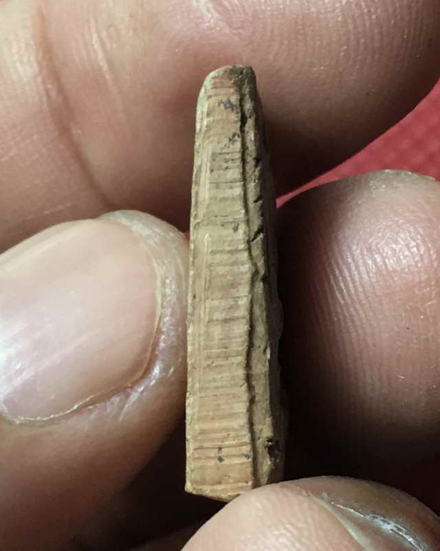 พระเนื้อดินพิมพ์สิบสองนักษัตร  ปีจอ  หลวงพ่อเล็ก วัดท่าอิฐ ฉะเชิงเทรา ปี 2484 เคาะเดียวแดง