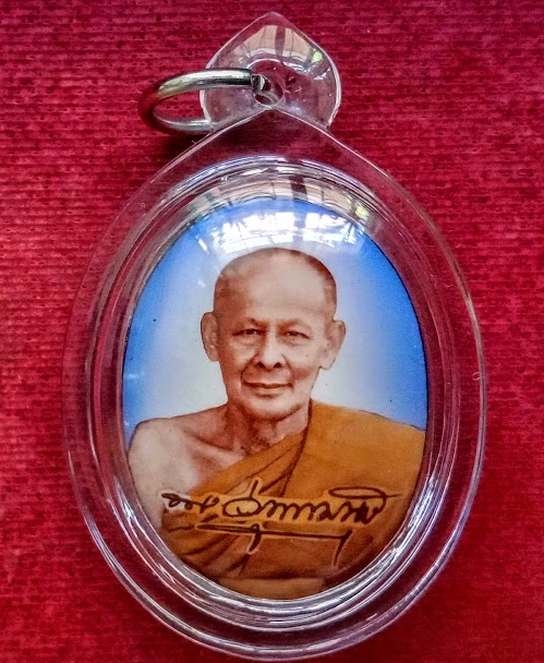 ล็อกเก็ตรูปเหมือนครึ่งองค์พิมพ์ใหญ่ ตะกรุดเงิน +เกศา จีวร หลวงพ่อเอียด วัดไผ่ล้อม ปี49.เคาะเดียวแดง.