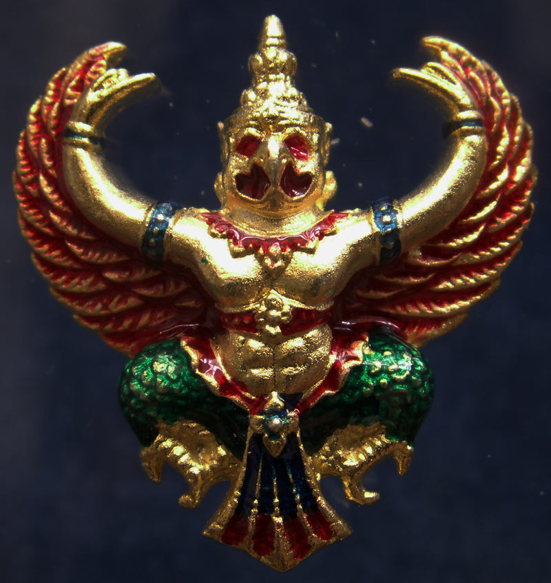 7.สวยดั่งทอง...พญาครุฑ พิธียกครุฑพ่าห์ ศาลจ.เบตง พ.ศ. 2555 เนื้อทองเหลืองกะไหล่ทองลงยา ขนาด 3.2 x 3.