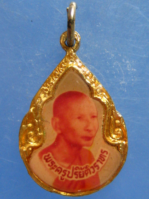 ล็อกเก็ต หลวงพ่อทันใจ หลัง หลวงพ่อผิว วัดศรีมหาราชา ชลบุรี