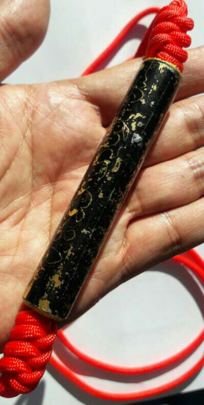 ตะกรุดคาดเอว ดอกใหญ่ เชือกใหญ่ ขนาด 4 นิ้ว มีน้ำหนัก ไม่ทราบที่(อีสานใต้) ใครทราบรับไปครับ เคาะเดียว