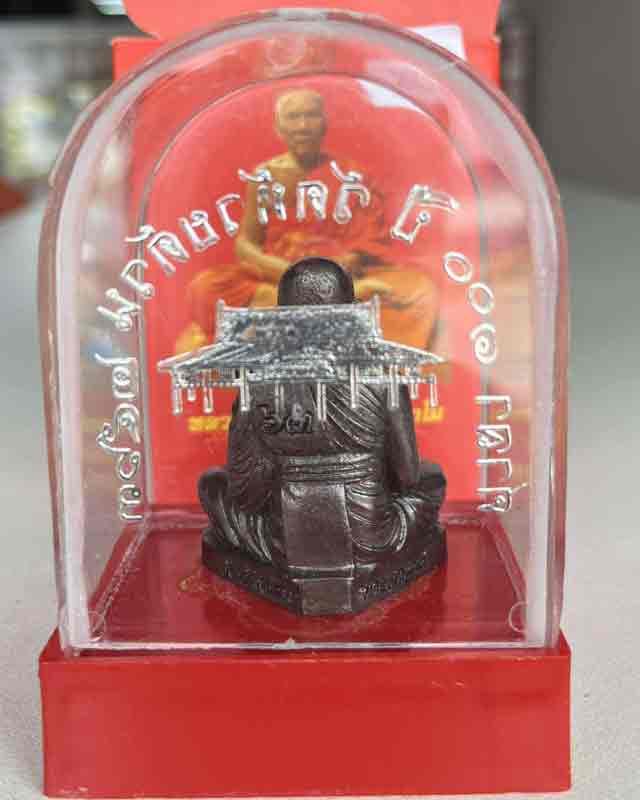 หลวงพ่อพัฒน์ ปุญฺญกาโม วัดห้วยด้วน จ.นครสวรรค์ รุ่น สร้างศาลา 100 ปี ขนาดตั้งหน้ารถ หน้าตักนิ้วครึ่ง