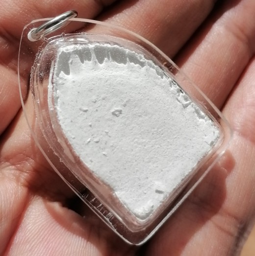 พระผงจักรพรรดิ์หลวงตาม้า วัดถ้ำเมืองนะ อ.เชียงดาว​ จ.เชียงใหม่ เลี่ยมพร้อมใช้ เคาะเดียว   