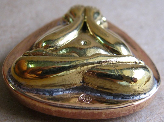 พระปิดตาเศรษฐีใหญ่(มีกริ่ง)หลวงปู่คำบุ วัดกุดชมภู จ.อุบลฯ ปี2554 อายุวัฒนะ90 เนื้อนวะหน้าทอง+กล่อง