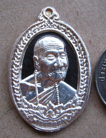 เหรียญเศรษฐีศรีอุบล เนื้อนวะหน้ากากเงิน หลวงปู่คำบุ จ อุบลราชธานี ปี2554 หมายเลข33 พร้อมตลับเดิม