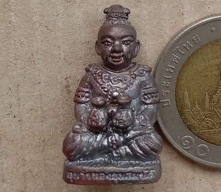 กุมารทองขุมสมบัติ หลวงพ่อเพี้ยน วัดเกริ่นกฐิน ลพบุรี ปี2554 ทองแดงรมดำ ฐานอุดผง โค้ด+เลข3274+กล่อง