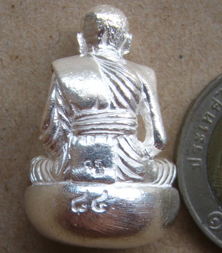 รูปหล่อเจริญพร(ก้นถ้วย)เนื้อเงิน หลวงพ่อเพี้ยน วัดเกริ่นกฐิน จ.ลพบุรี ปี2554 หมายเลข2437 พร้อมกล่อง