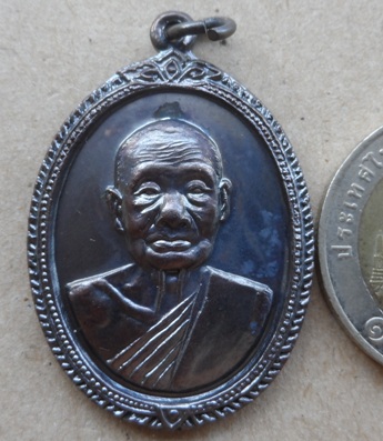 เหรียญบูชาพระคุณ ย้อนยุครุ่น.5 หลวงปู่เพิ่ม วัดกลางบางแก้ว จ นครปฐม ปี2555 มีโค้ด  พร้อมกล่องเดิม