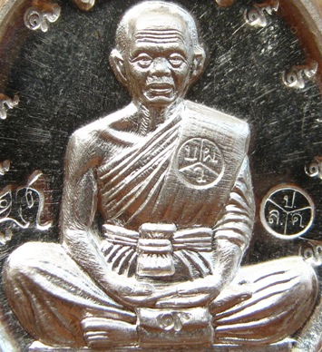 เหรียญเต็มองค์ หลวงพ่อคูณ ปี2558รุ่นเจริญพรบน เทพประทานพร เนื้อเงิน โค้ด๙รอบ หมายเลข144พร้อมกล่องเดิ