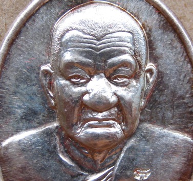 เหรียญสร้างกุฏิมหาอุด หลวงพ่อหวล วัดนิคมวชิราราม จ.เพชรบุรี ปี2553เลข230 เนื้อเงิน ตอกโค๊ต +กล่อง