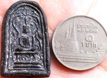 *พิมพ์สมาธิ ฐานตัวนะ ซุ้มเถาวัลย์เลื้อย เนื้อผงใบลาน กรุวัดชนะสงคราม กทม.*